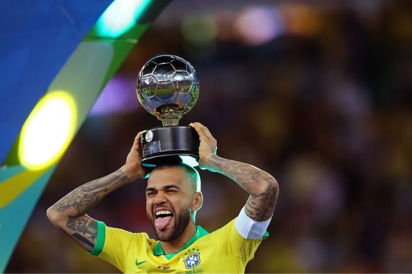 MEXSPORT Dani Alves tras recibir un premio con Brasil