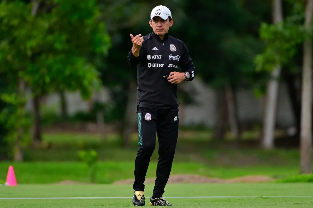 IMAGO7 Luis Pérez dirigiendo al Tri Sub 20