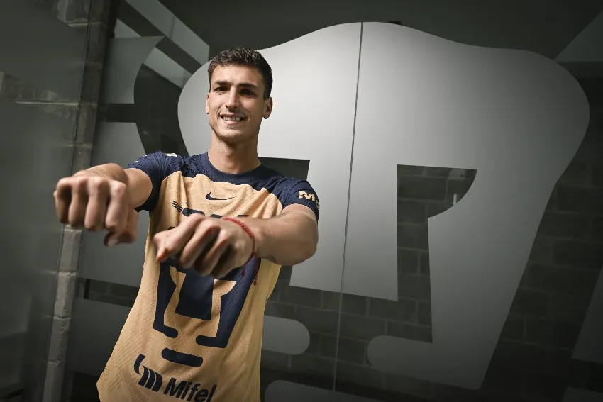 IMAGO 7 Dinenno en la presentación de la playera de Pumas