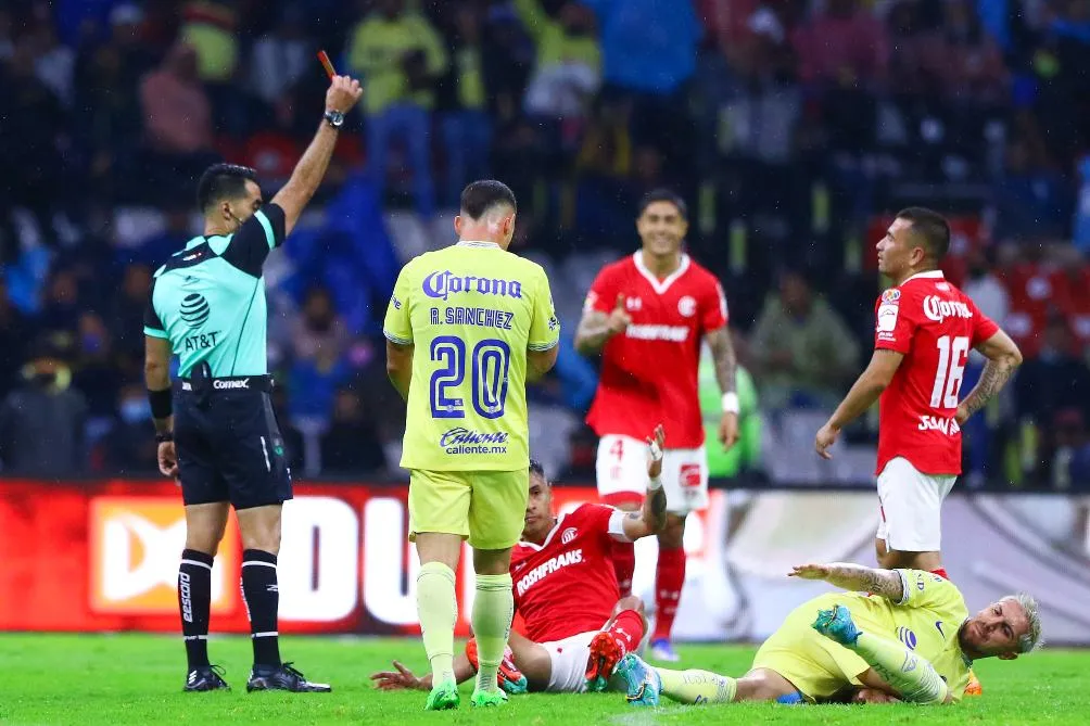 IMAGO7 El arbitraje de Adonai Escobedo generó polémica