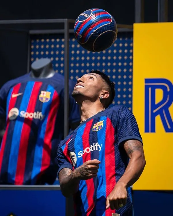 TWITTER @FCBarcelona Raphinha durante su presentación con el Barcelona