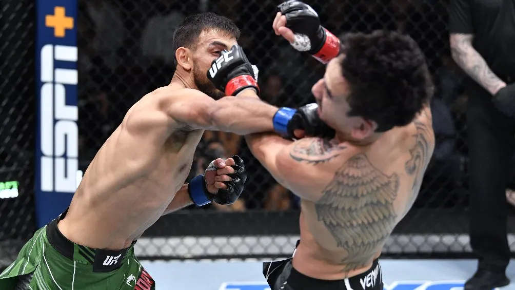 TWITTER @UFC Yair 'Pantera' Rodríguez peleando ante Max Holloway