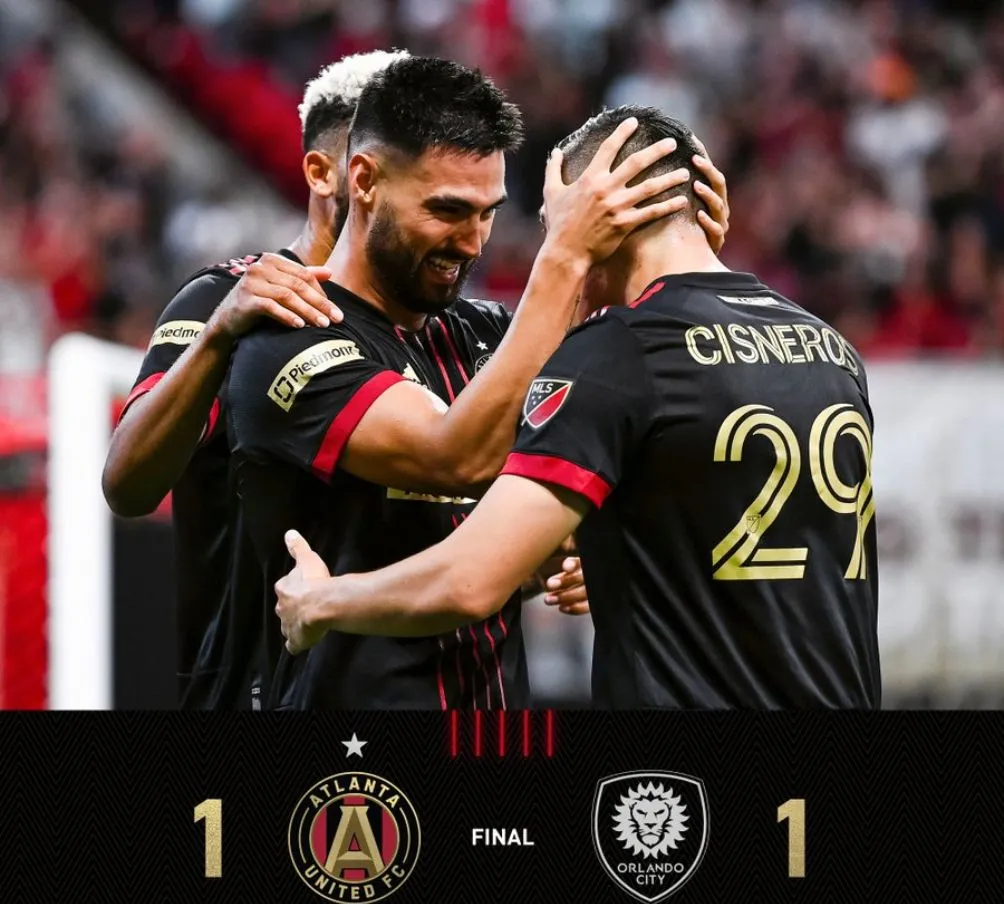 TWITTER | @ATLUTD Purata celebró su gol junto a Ronaldo Cisneros