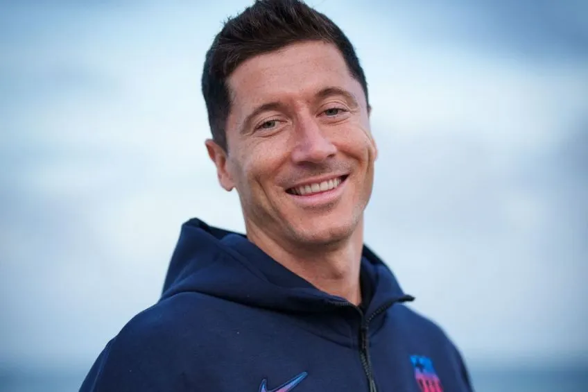 TWITTER: @FCBarcelona_ES Lewandowski tras ser anunciado como refuerzo del Barcelona