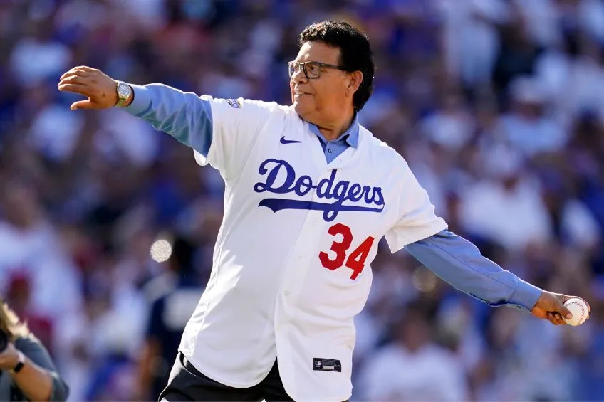 AP Fernando Valenzuela realizando el primer lanzamiento