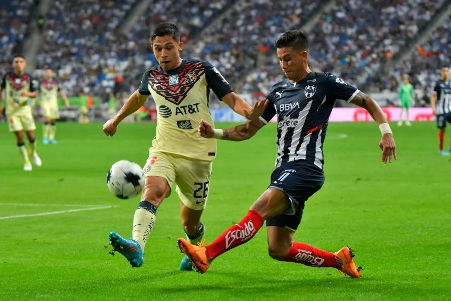 IMAGO7 Salvador Reyes durante un partido con América