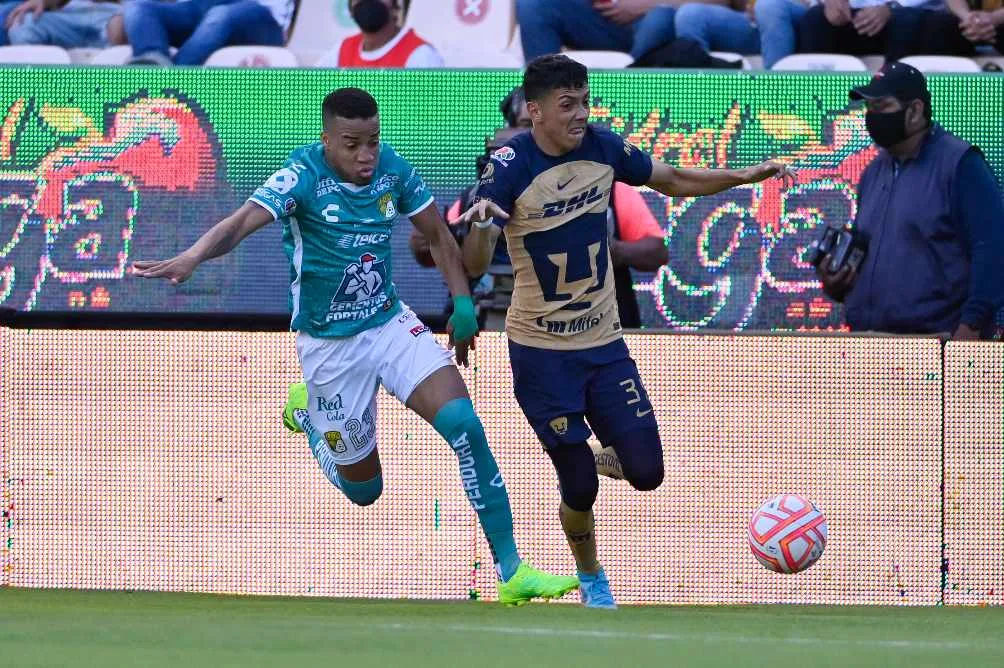 IMAGO7 Jorge Ruvalcaba disputando un balón con Pumas