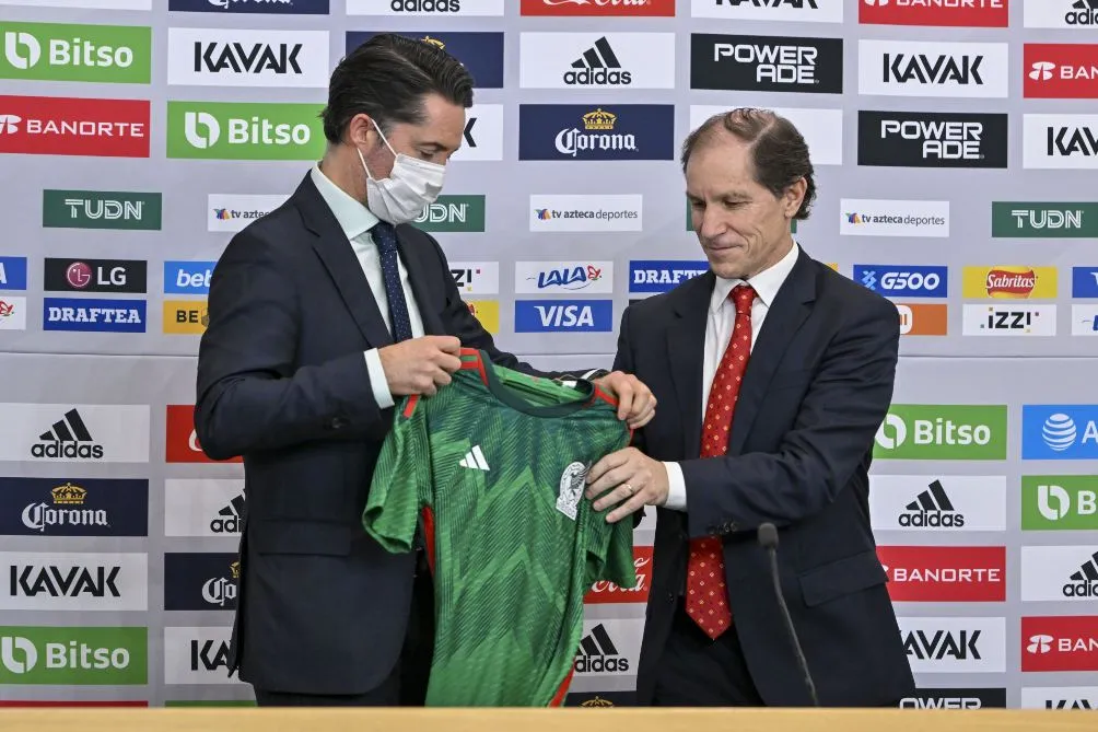 IMAGO7 Yon de Luisa da la playera del Tri a Jaime Ordiales