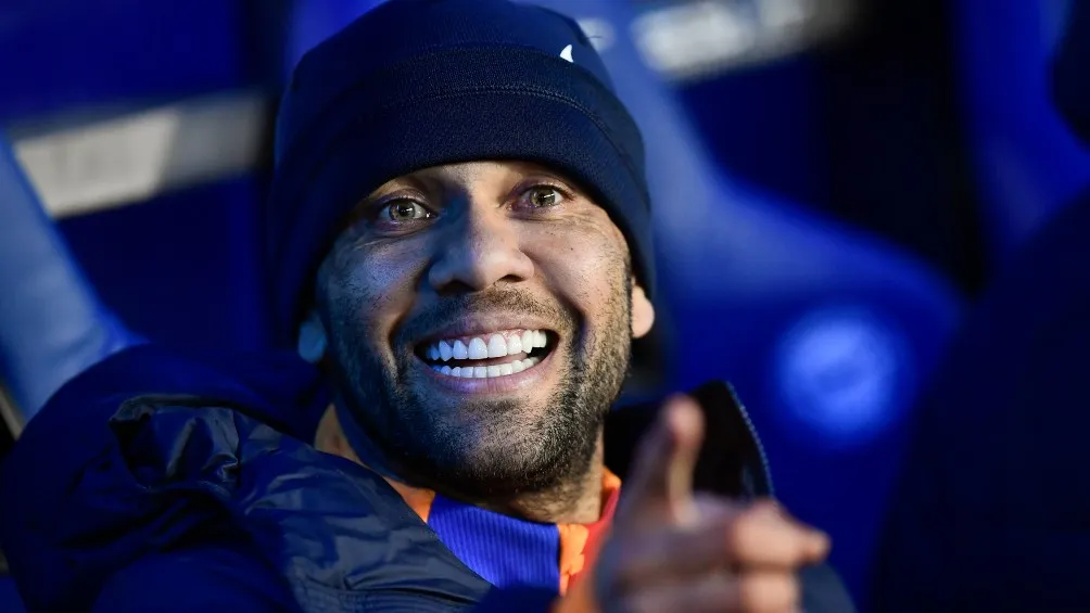 AP Dani Alves espera el partido del Joao Gamper contra el Barcelona