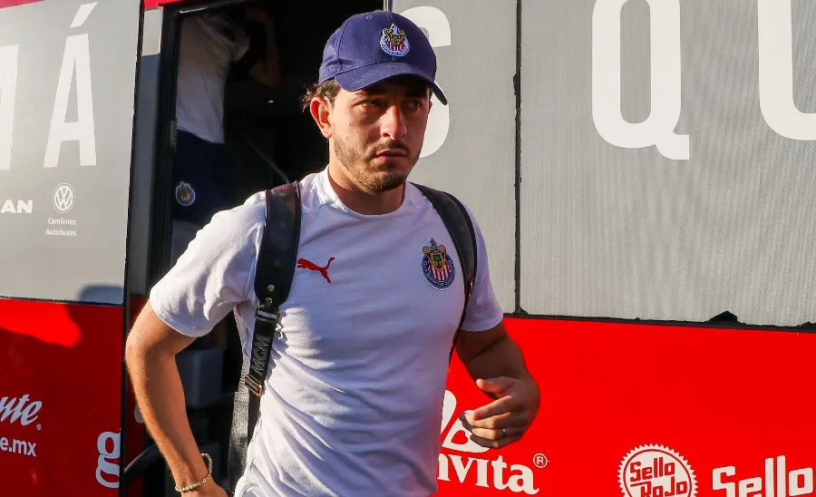 IMAGO7 Mozo llegando a juego de Chivas
