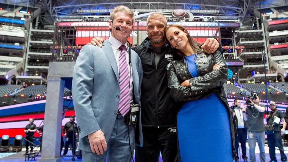 TWITTER: @VinceMcMahon Vince MaMahon le dejará el contro de WWE a su hija Stephanie