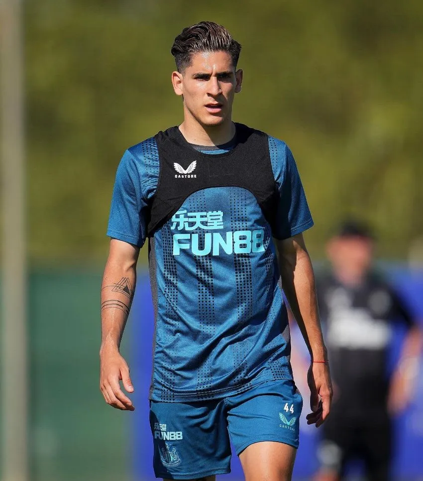 TWITTER: @NUFC Santi Muñoz en pretemporada con New Castle