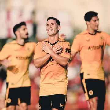 TWITTER @wolves Podence en festejo con Woves