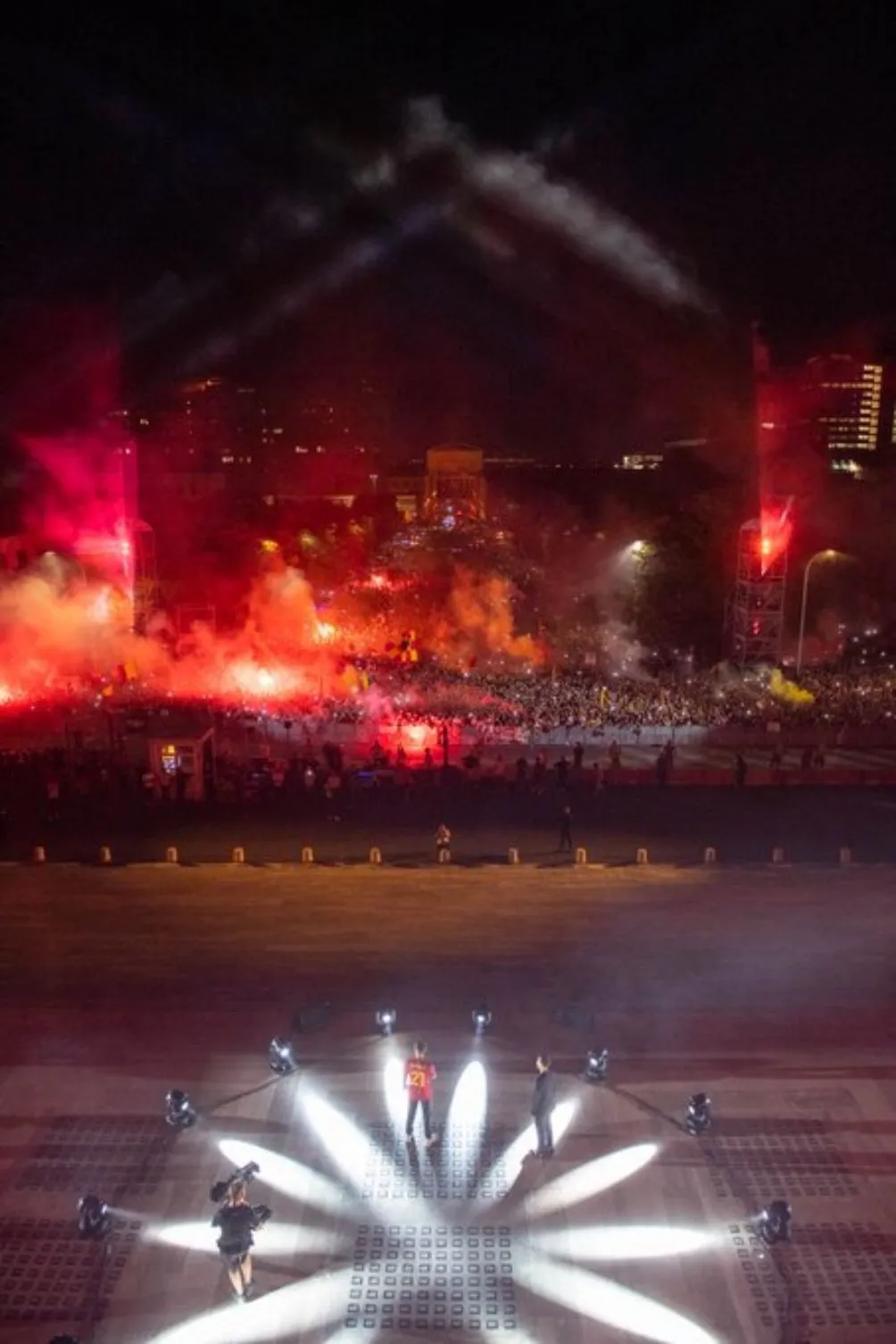 TWITTER | @OFFICIALASROMA La afición lo recibió como a un verdadero ídolo