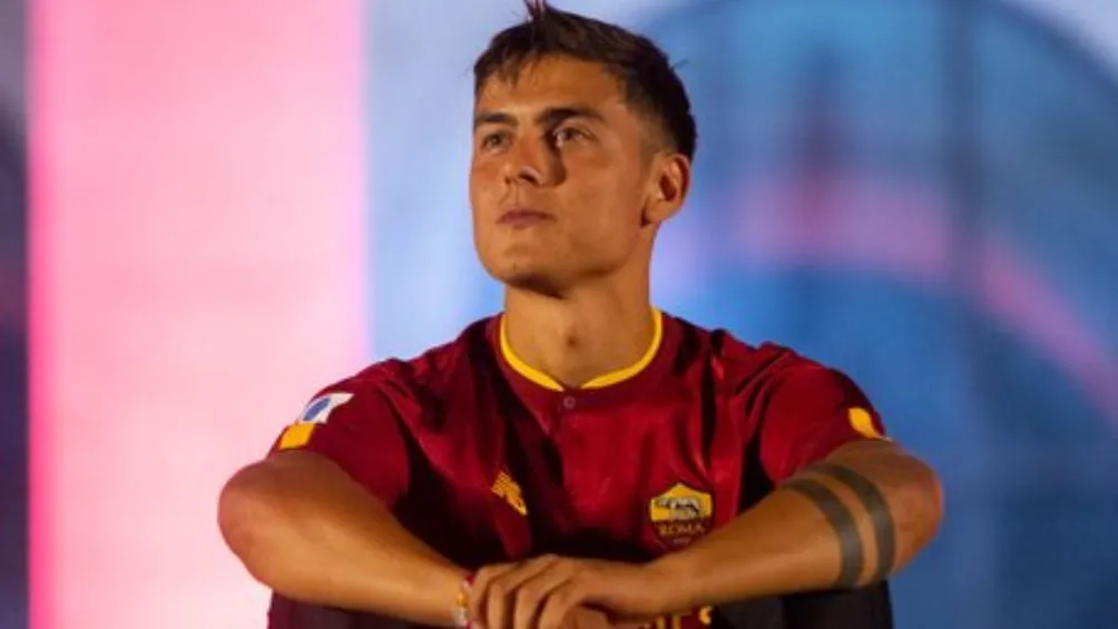 TWITTER | @OFFICIALASROMA Dybala observa cómo lo ha recibido la afición de 'La Loba'