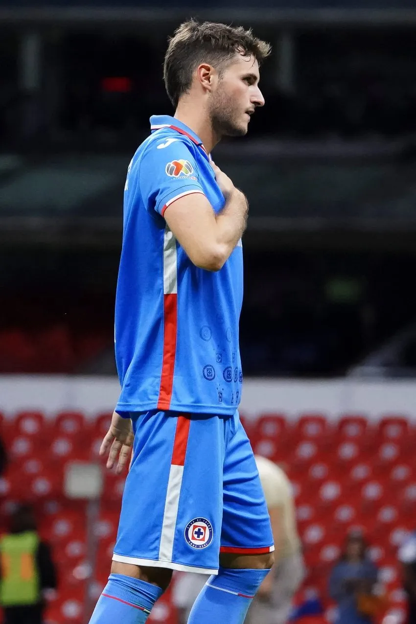 IMAGO 7 Santi Giménez celebrando un gol con Cruz Azul