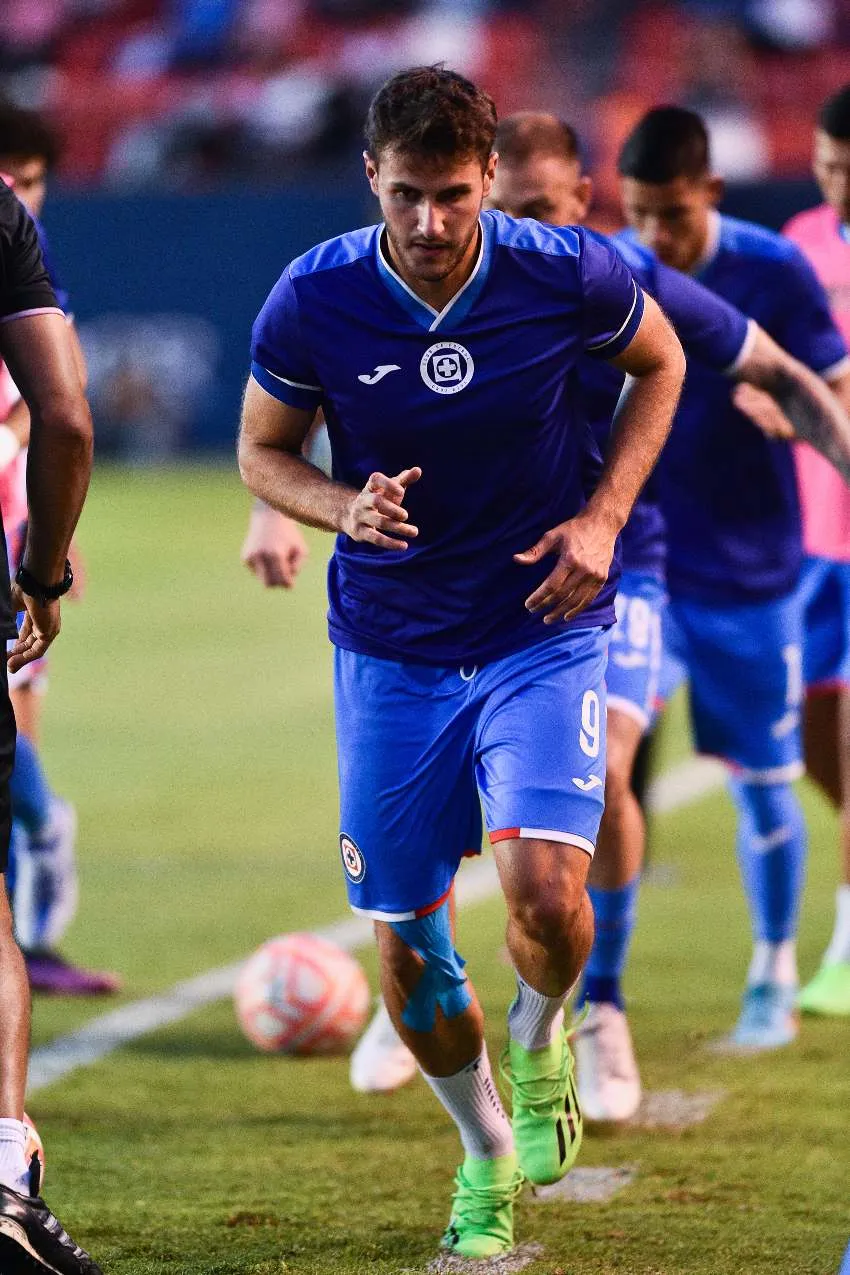 IMAGO 7 Santi Giménez previo a un juego de La Máquina