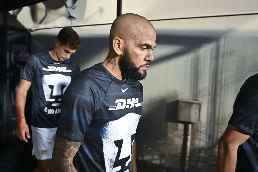 IMAGO 7 Dani Alves calentando con Pumas