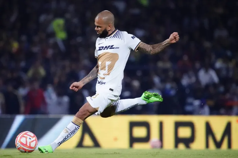 IMAGO7 Dani Alves jugando con Pumas