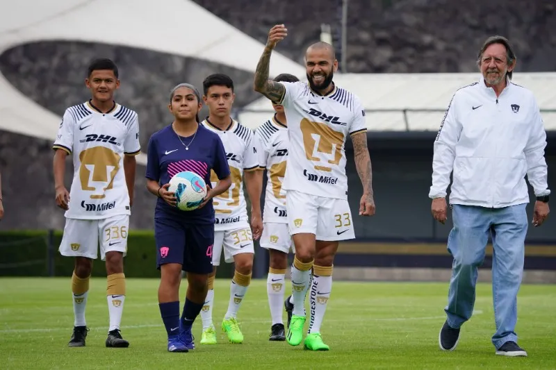 IMAGO7 Dani Alves llegando a la Cantera