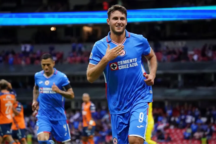 IMAGO7 Santiago Giménez festejando un gol