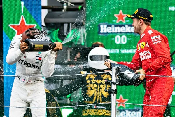 IMAGO7 Vettel y Hamilton durante el Gran Premio de México 2019