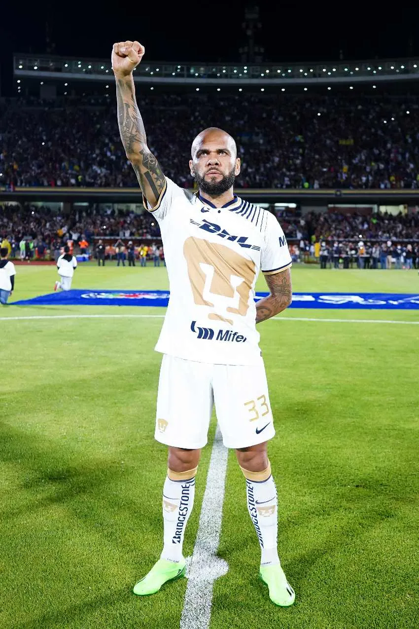IMAGO 7 Dani Alves en su debut con Pumas