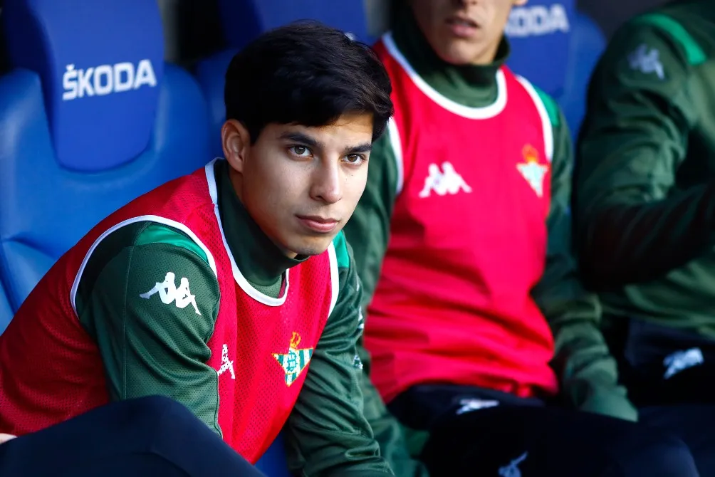 IMAGO7 Diego Lainez en la banca del Betis