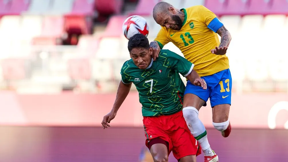 MEXSPORT Luis Romo disputa el esférico ante Dani Alves