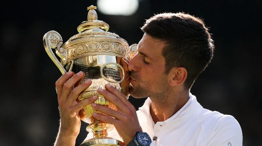 AP Djokovic con el título de Wimbledon