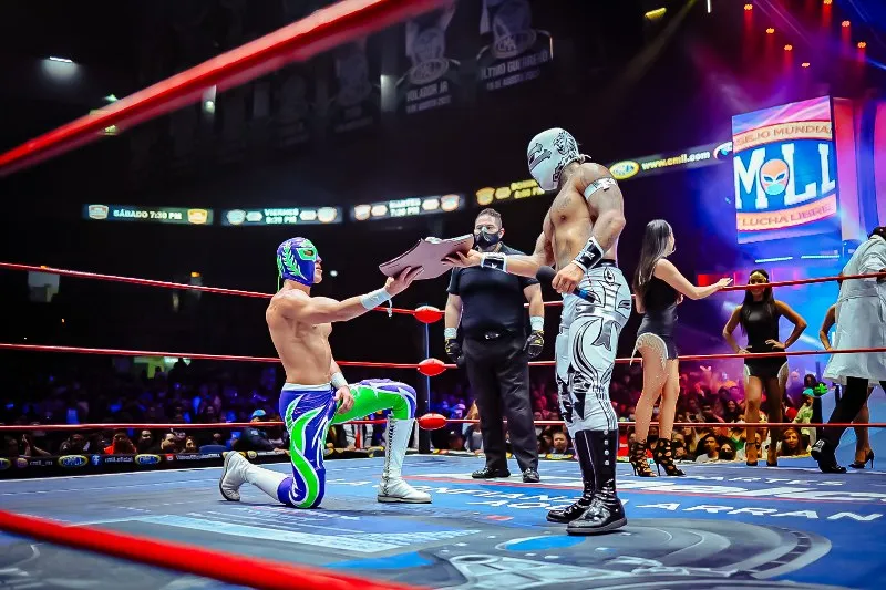 TWITTER: @CMLL_OFICIAL Soberano JR reconociendo victoria de Templario