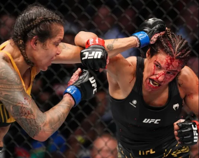 TWITTER @UFCEurope Amanda Nunes impacta el rostro de Julianna Peña