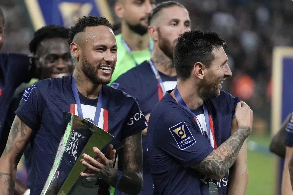 AP Neymar, Lionel Messi y Segio Ramos festejan con el PSG