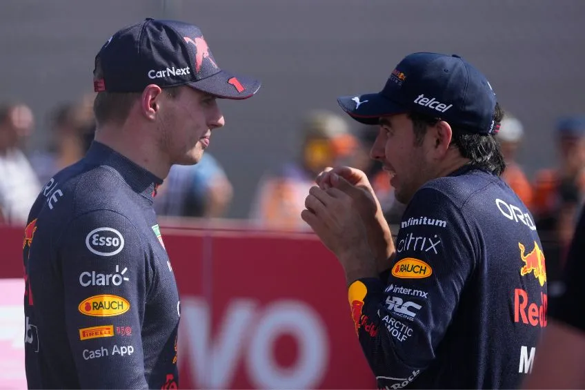 AP Checo Pérez y Max Verstappen tras un Gran Premio