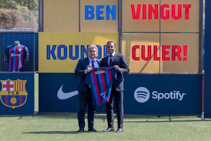 AP Jules Koundé en su presentación con el Barcelona