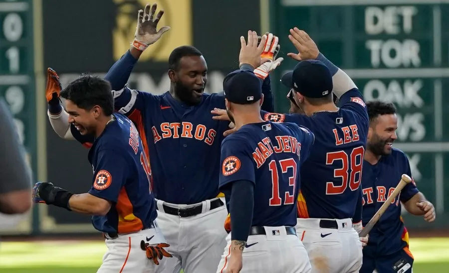 AP Jugadores de los Astros celebran hit del triunfo de Yordan Álvarez