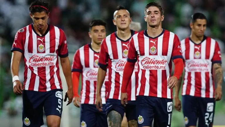 IMAGO7 Jugadores de Chivas reaccionan al empate ante Santos