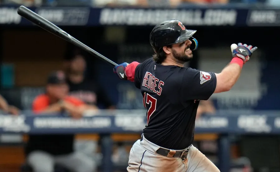 AP Austin Hedges conecta el hit el triunfo