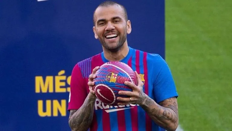 AP Dani Alves con los colores del Barcelona