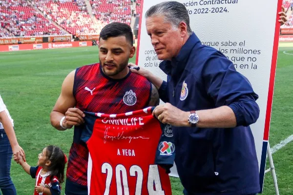 IMAGO7 Ricardo Peláez hablando frente a medios