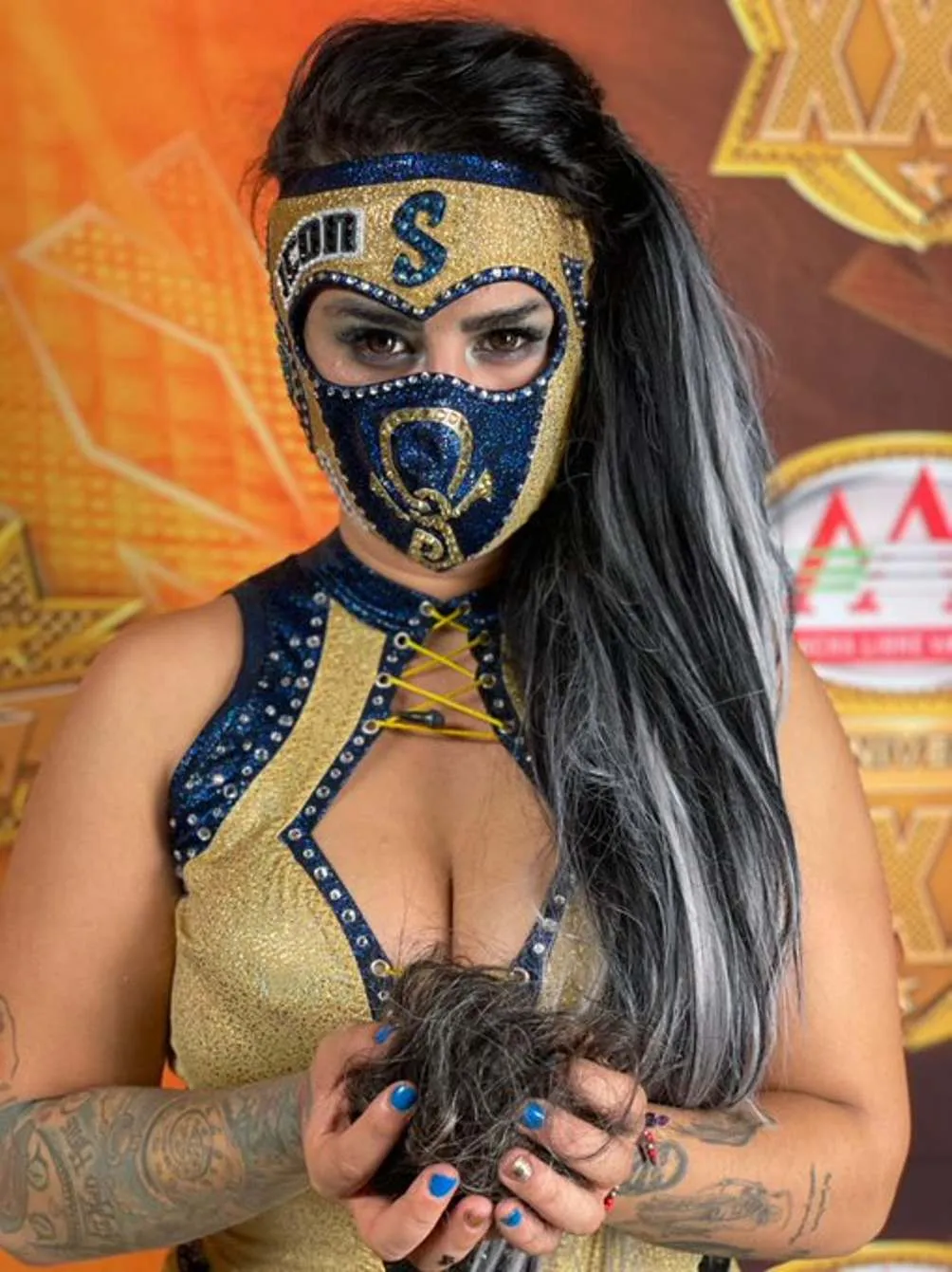 TWITTER: @LUCHALIBREAAA Lady Shani con la cabellera del Hijo del Tirantes