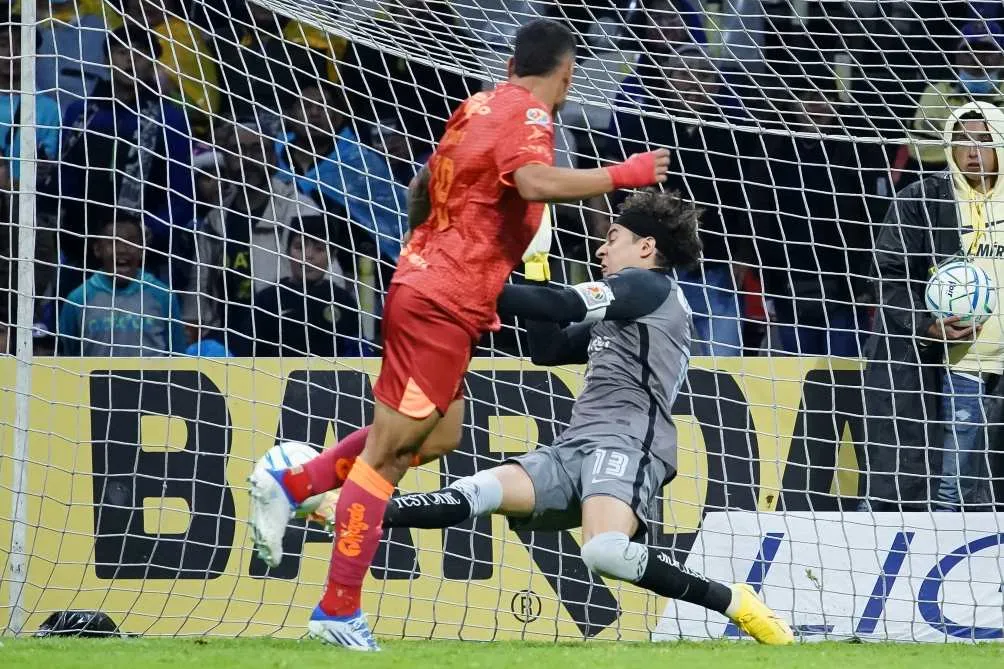 IMAGO7 Guillermo Ochoa evitó el empate de Juárez
