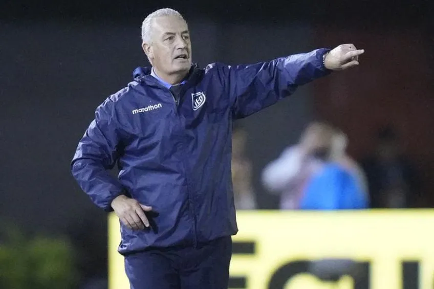 AP Alfaro, entrenador de Ecuador, durante un partido