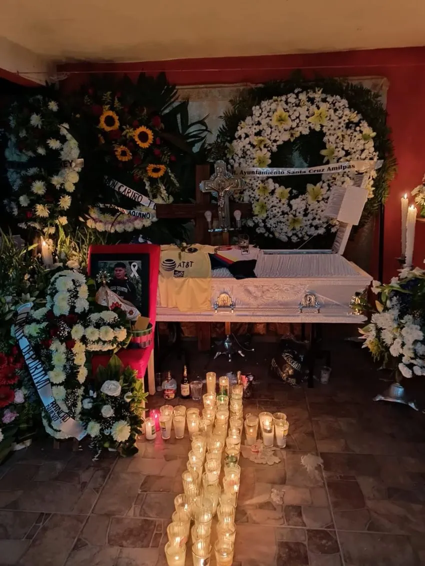 ESPECIAL Ataúd de Mickey con las playeras de América