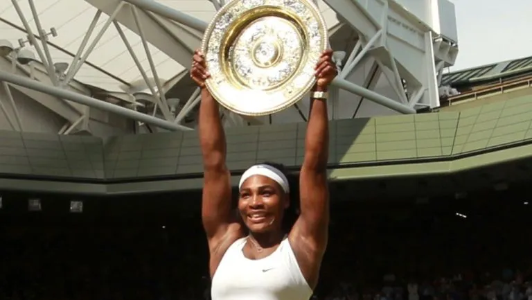 AP Serena Williams alza el trofeo de campeona de Wimbledon