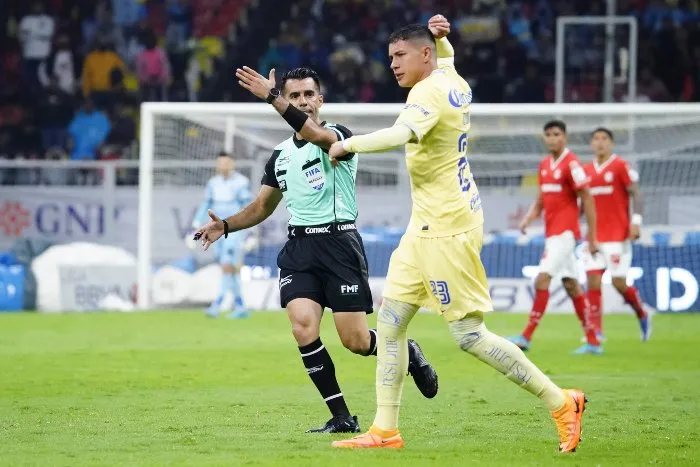 IMAGO7 Adonai Escobedo dando instrucciones a Sánchez