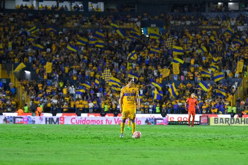 IMAGO7 Sebastián Córdova en terreno de juego