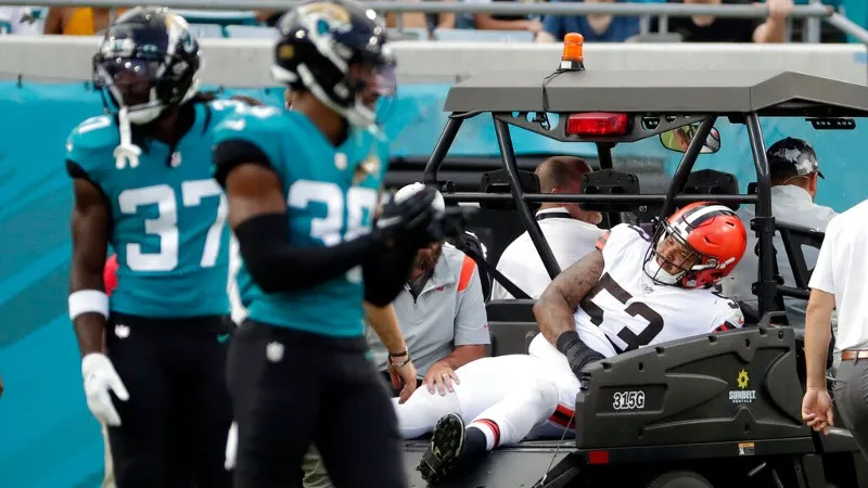 AP Nick Harris siendo asistido en carrito