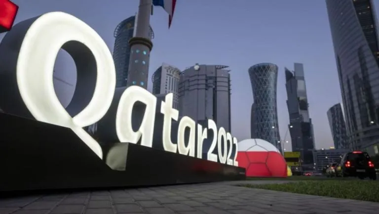 AP Letrero de Qatar 2022 en Doha