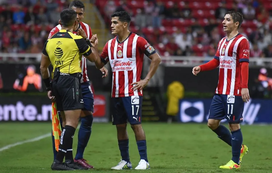 IMAGO7 Jugadores de Chivas reclaman al abanderado